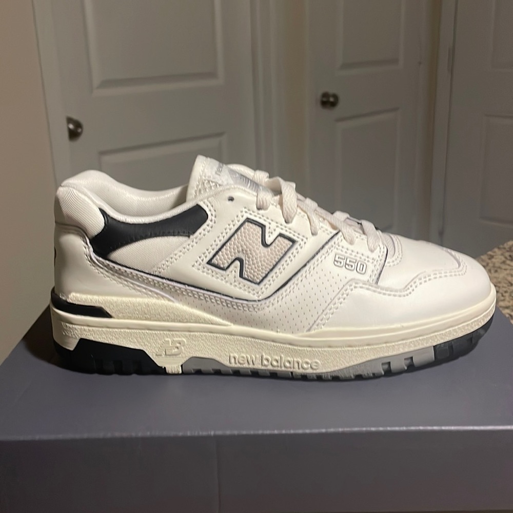 New Balance 550’s sea salt black
